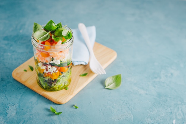 Insalata fresca in barattolo pronto da mangiare