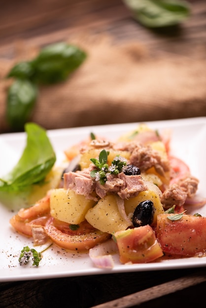 Insalata fresca in ciotola sul tavolo