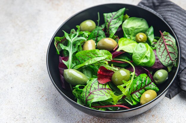 insalata fresca olive verdi pasto sano dieta alimentare spuntino sul tavolo copia spazio cibo sfondo