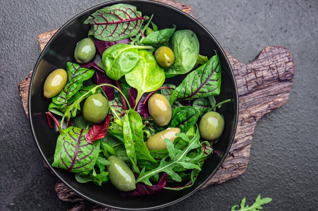 insalata fresca olive verdi pasto sano dieta alimentare spuntino sul tavolo copia spazio cibo sfondo