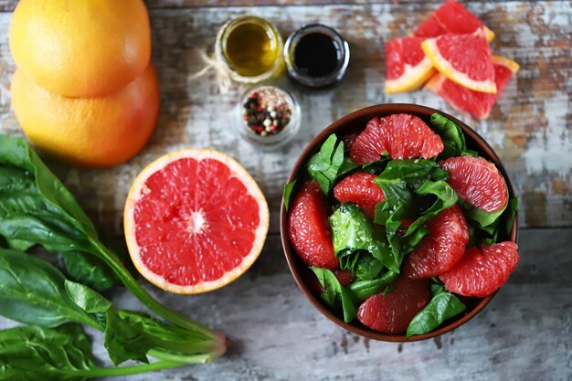 Insalata fresca succosa con spinaci e pompelmo.