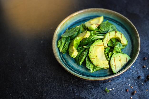 Insalata fritta di avocado alla griglia e lattuga spinaci barbecue verdure pronte da mangiare