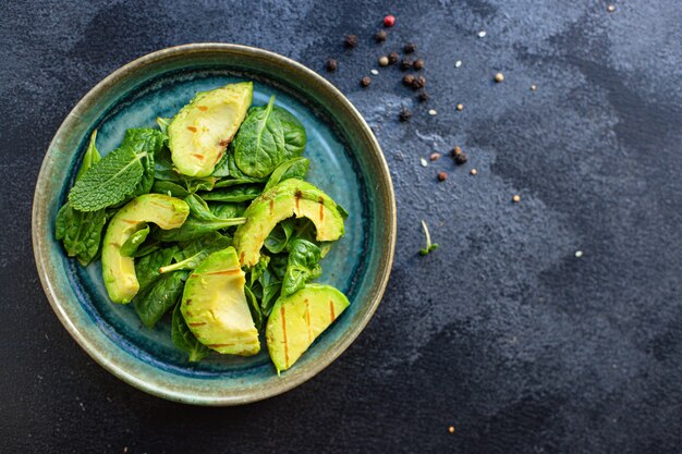 Insalata fritta di avocado alla griglia e lattuga spinaci barbecue verdure pronte da mangiare