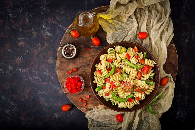 Insalata - fusilli con pomodori, asparagi e peperoni