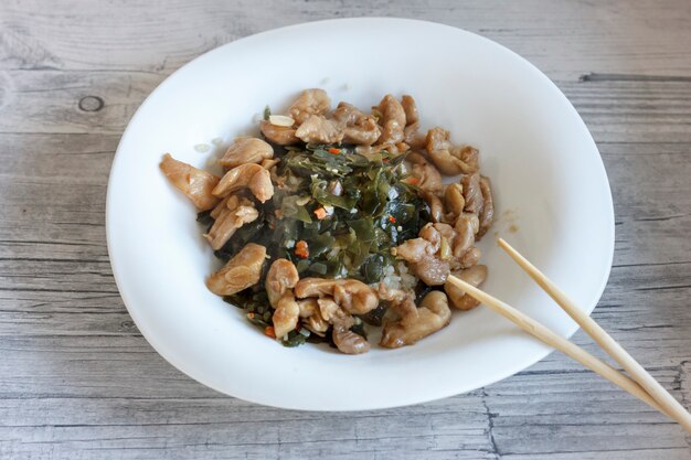 Insalata giapponese con kale di mare, filetto di pollo e riso bollito