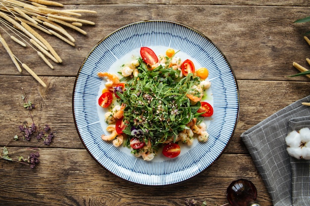 Insalata gourmet con rucola e gamberi