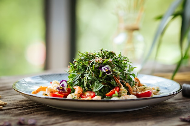 Insalata gourmet con rucola e gamberi