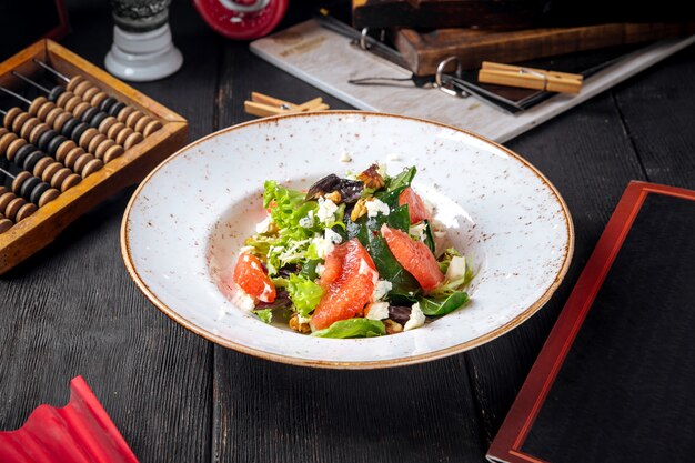 Insalata gourmet con salmone, formaggio e noci