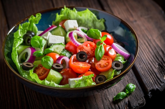 Insalata greca classica con lattuga, pomodorini e feta