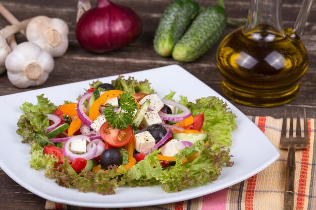 Insalata greca colorata di verdure fresche in patè da vicino