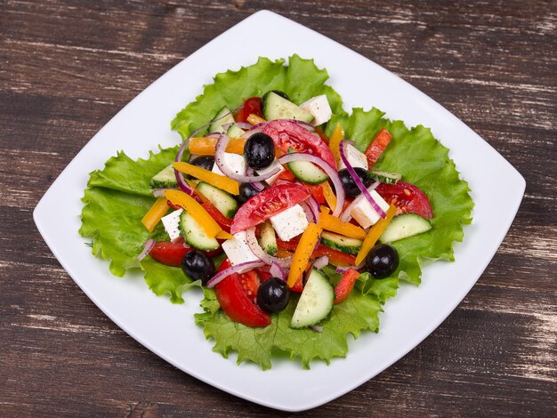 Insalata greca colorata di verdure fresche in patè