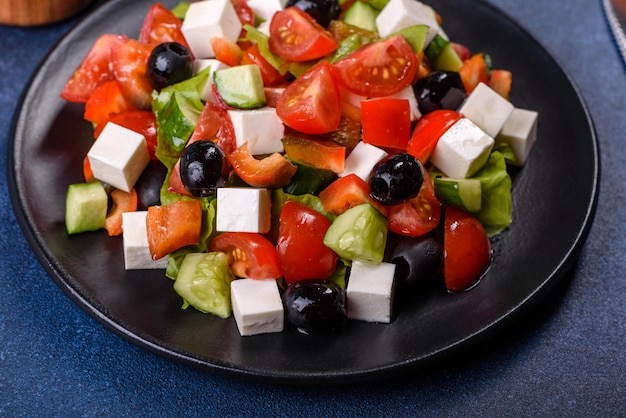 Insalata greca con feta di verdure fresche e olive nere