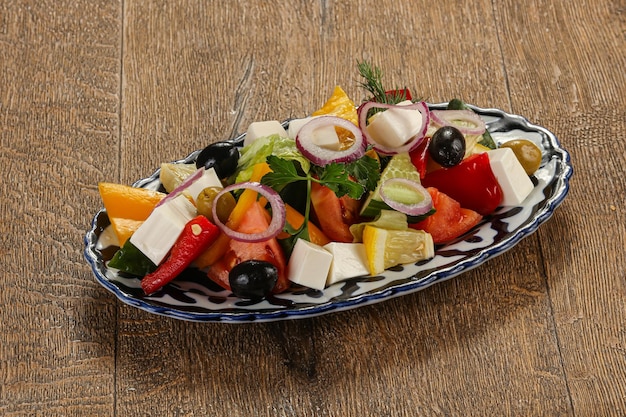 Insalata greca con feta e verdure