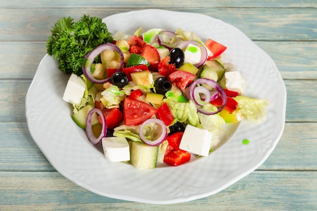 Insalata greca con formaggio feta e olive