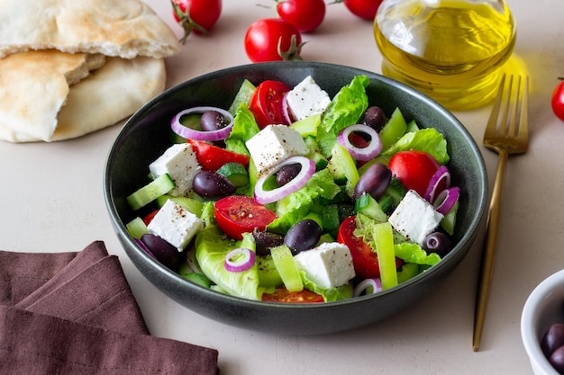 Insalata greca con formaggio feta pomodori cetrioli peperoni e olive Kalamata Alimentazione sana Cibo vegetariano