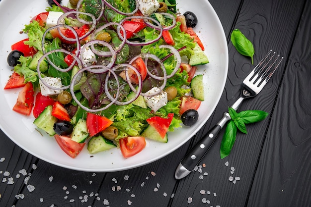 Insalata greca con olio d'oliva verdure fresche olive e formaggio fetta