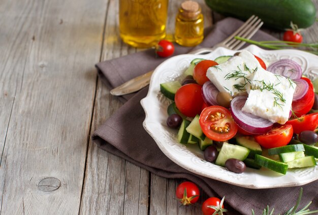 Insalata greca con pomodori, formaggio feta, cetrioli, cipolle e olive