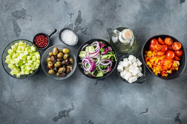 Insalata greca con pomodoro, pepe, olive e formaggio feta