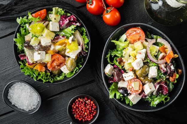 Insalata greca con pomodoro, pepe, olive e formaggio feta