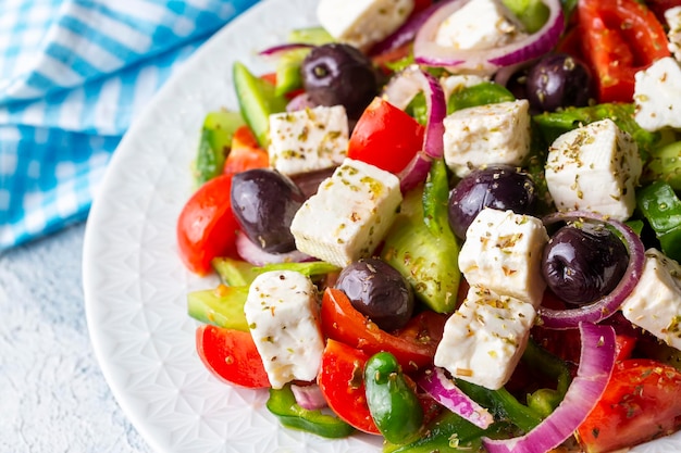 Insalata greca con verdure fresche, formaggio feta e olive kalamata. Cibo sano.