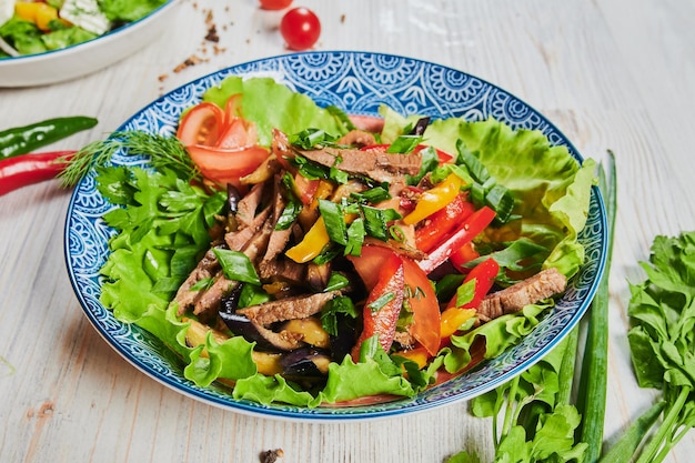 Insalata greca con verdure fresche formaggio feta e olive nere Vista dall'alto