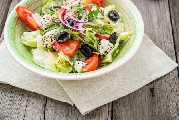 Insalata greca con verdure fresche, formaggio feta