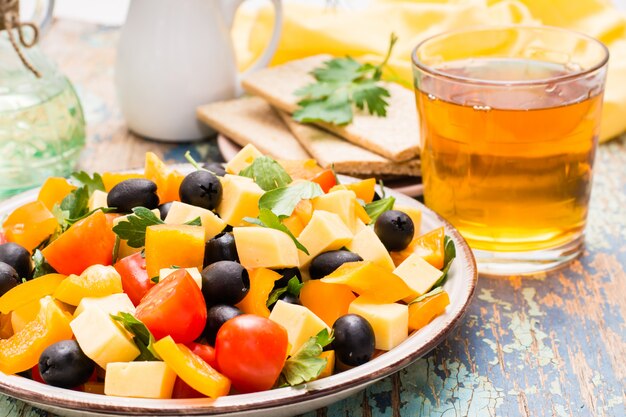 Insalata greca con verdure fresche su un tavolo di legno