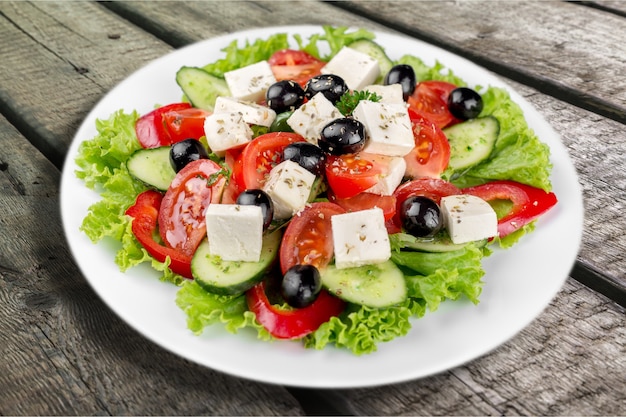 Insalata greca con verdure fresche sullo sfondo