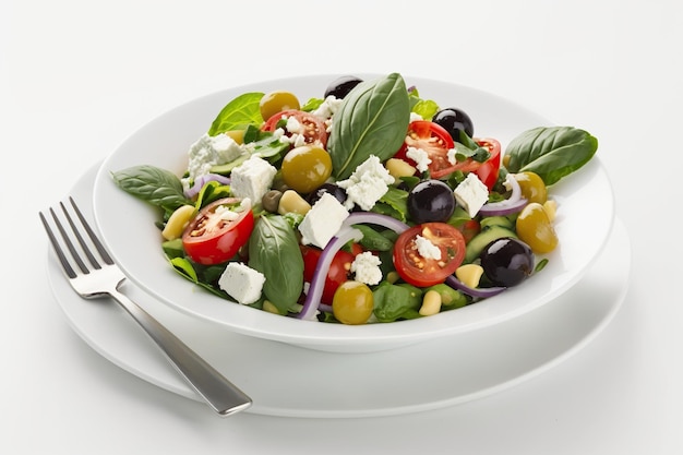 Insalata greca con verdure sullo sfondo bianco