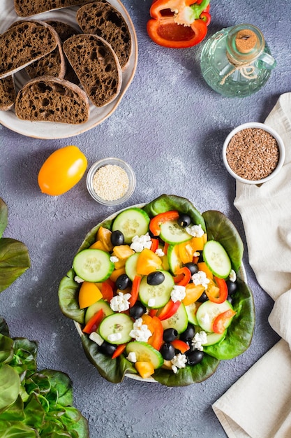 Insalata greca di foglie di verdure fresche e formaggio feta su un piatto Vista dall'alto e verticale