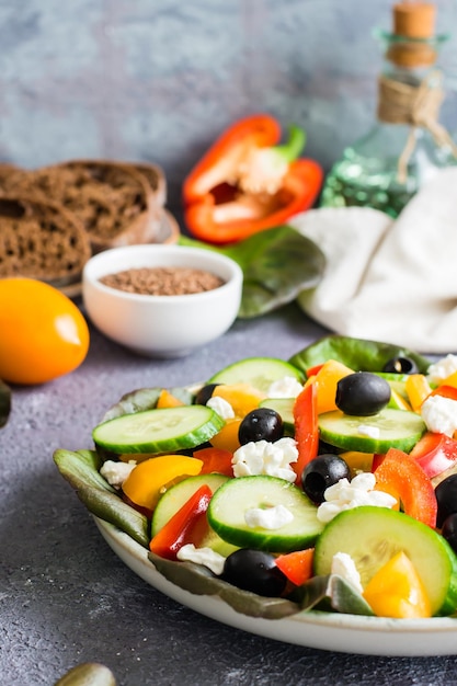 Insalata greca di foglie di verdure fresche e formaggio feta su un piatto Vista verticale Primo piano