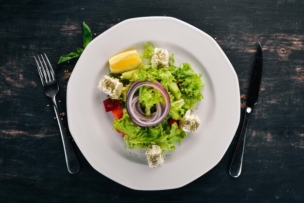 Insalata greca di verdure fresche su sfondo di legno Vista dall'alto Spazio di copia