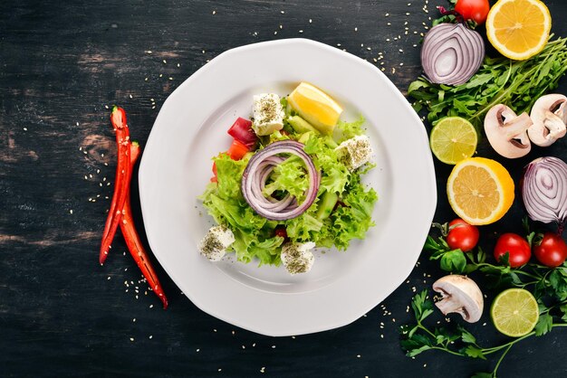 Insalata greca di verdure fresche su sfondo di legno Vista dall'alto Spazio di copia