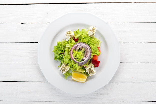 Insalata greca di verdure fresche su sfondo di legno Vista dall'alto Spazio di copia