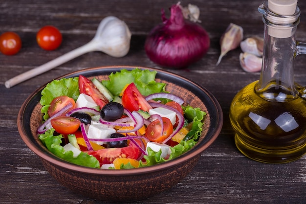 Insalata greca di verdure fresche sul tavolo Primo piano