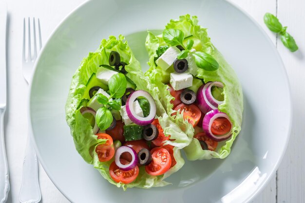 Insalata greca fresca con formaggio feta olive nere e lattuga