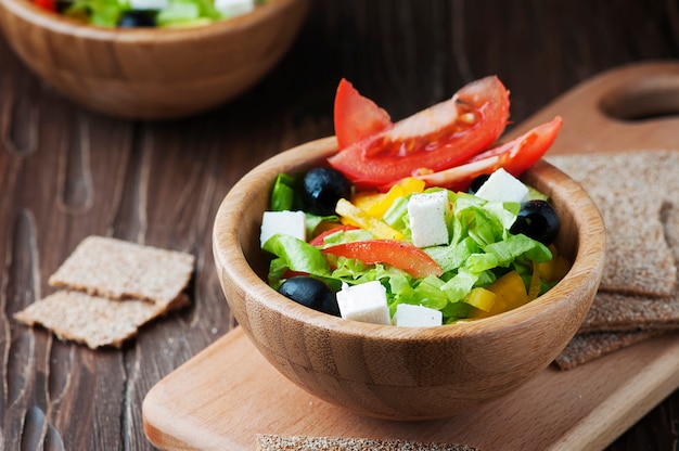 Insalata greca fresca con olio d'oliva