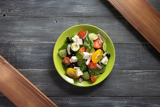 Insalata greca fresca nel piatto sulla tavola di legno