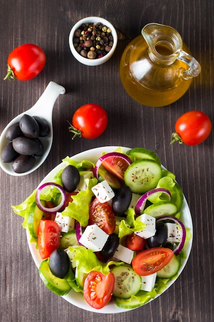 Insalata greca fresca su fondo di legno.