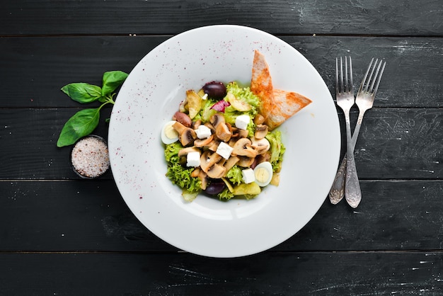 Insalata greca. Insalata di verdure con feta, olive e pomodorini. Nel piatto. Vista dall'alto. Spazio libero per il tuo testo. Stile rustico.