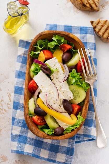 Insalata greca nel piatto di legno