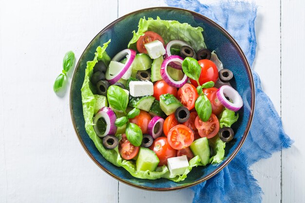 Insalata greca primaverile con lattuga, pomodorini e feta