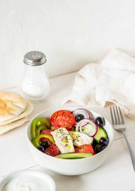 Insalata greca su un legno bianco