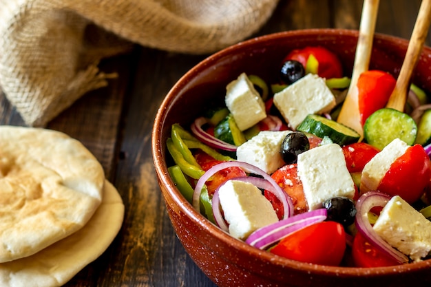 Insalata greca su un legno