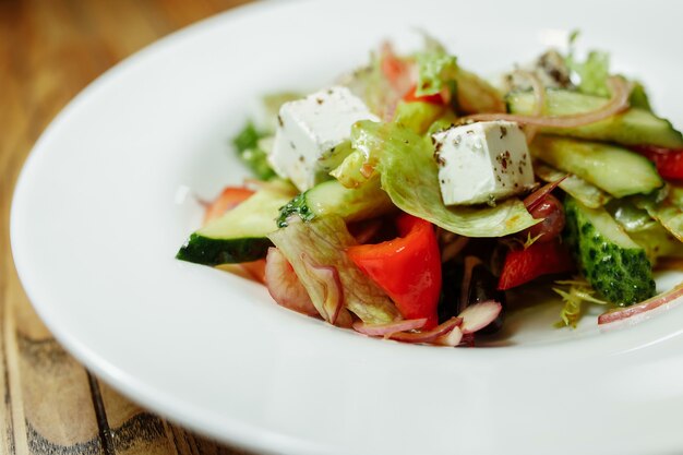 Insalata greca sul tavolo in legno vista dall'alto