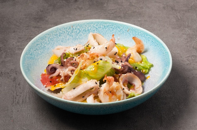 Insalata gustosa con calamari, polpo, gamberi e verdure