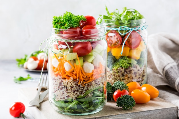 Insalata in barattolo di vetro con quinoa