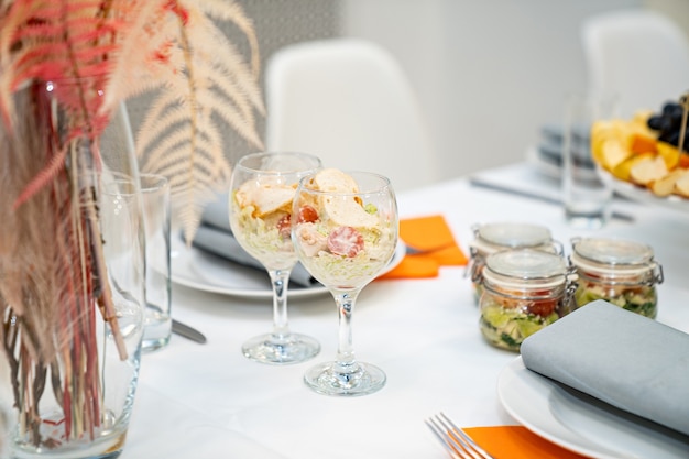 Insalata in un bicchiere. comodo servizio al tavolo del buffet. Ristorazione.