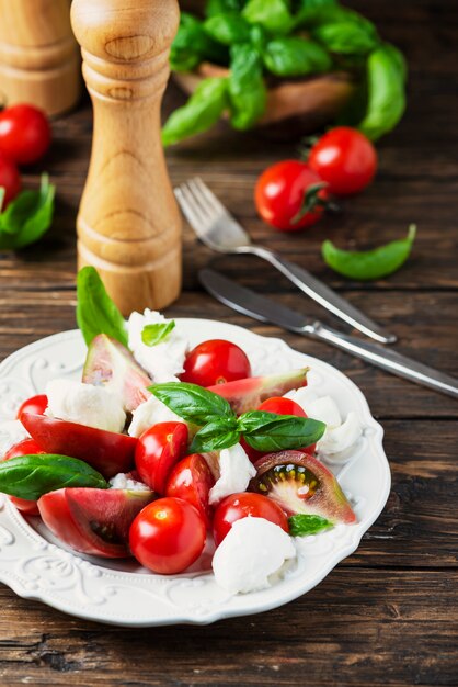 Insalata italiana caprese con pomodoro, basilico e mozzarella