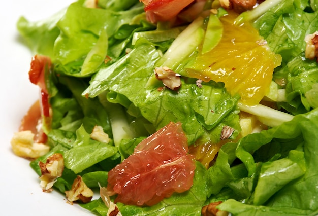 Insalata italiana con verdure, pompelmo e pancetta